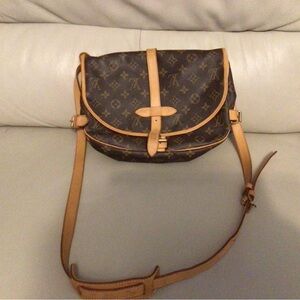Louis Vuitton Saumur 35 Messenger Bag